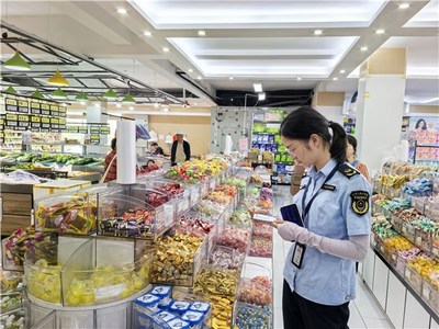 青陽縣市場監管局廟前市場監管所開展國慶節前旅游市場安全檢查，全面規范日用百貨銷售